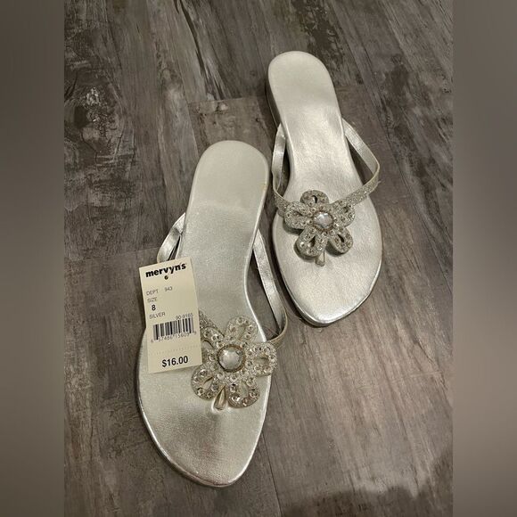 NWT Vintage metallic flip flops from Mervyn’s, size 8, silver flower on toe - Picture 4 of 4